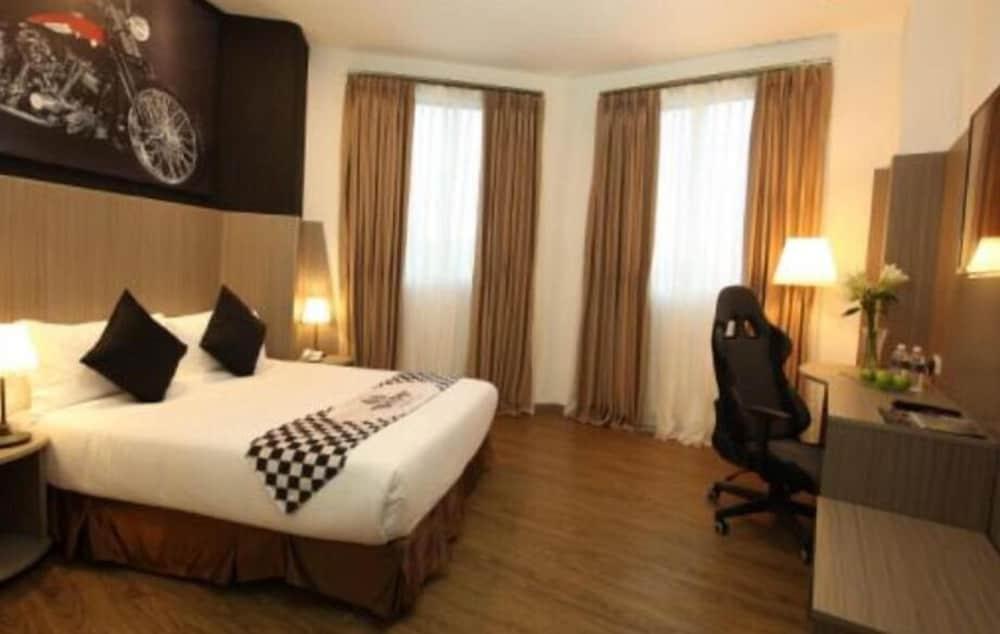 Hype Motorsport Hotel Nilai Exterior photo
