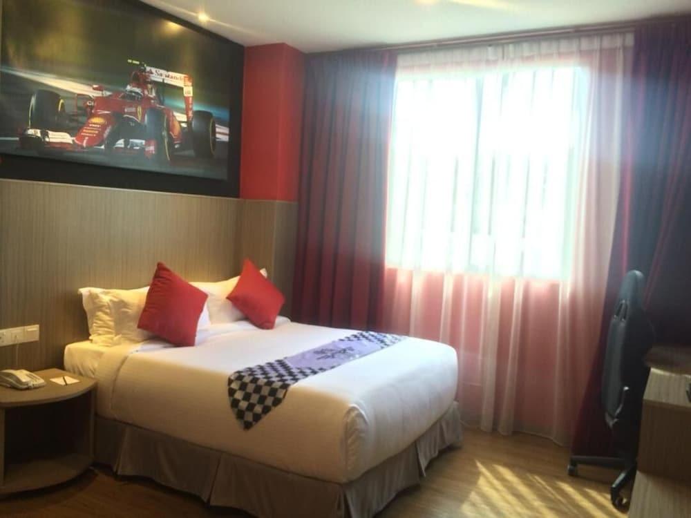 Hype Motorsport Hotel Nilai Exterior photo
