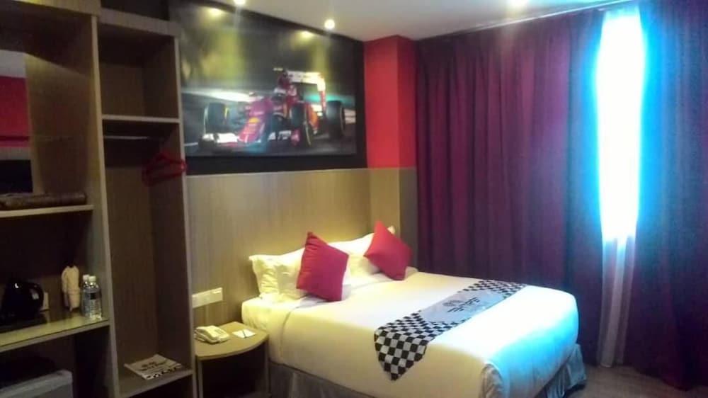 Hype Motorsport Hotel Nilai Exterior photo